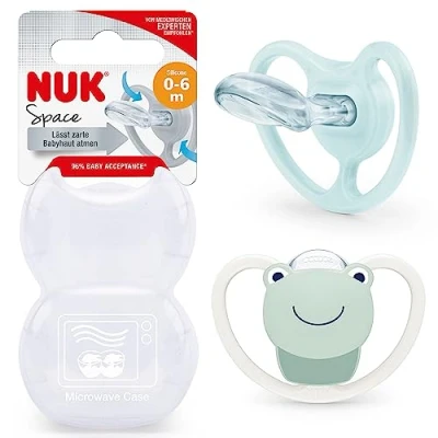 Abbildung von NUK Space Babyschnuller 0−6 Monate Schnuller mit zusätzlichen Öffnungen für sensible Haut BPA freies Silikon Frosch 2 Stück