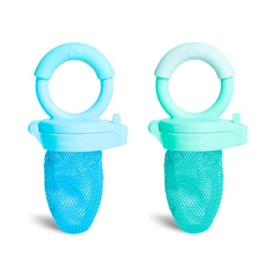 Abbildung von Munchkin Baby Food Feeder 2er Pack Ideal für unterwegs Mesh Beutel pürierte Lebensmittel Selbstfütterungs Essensspender Beikost Reise Essentials BPA frei Ab 4 m+ Blau &amp; Grün
