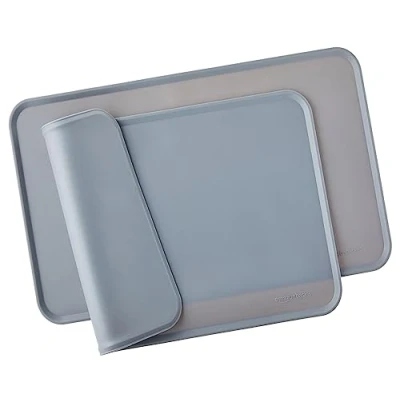 Abbildung von Amazon Basics Wasserabweisende Napfunterlage aus Silikon, Unterlage für Haustierfutter, 47 x 29 cm, Grau (2er Pack), Einzelbett