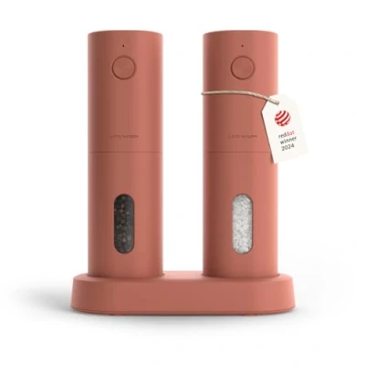 Abbildung von LARS NYSØM Salz und Pfeffer Mühle Elektrisch 2er Set mit einstellbarem Keramik Mahlwerk von grob bis fein I Design Gewürzmühlenset Automatisch (2 Stück) (Brick Red)