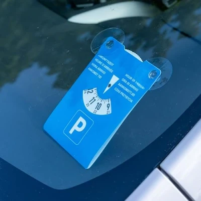 Abbildung von Parkscheibe mit Saugnäpfen, 2 Stück, in Blau, aus Pappe, doppelseitig einstellbar, Parkuhr acht Sprachen, für Auto, LKW, Wohnmobil, Parking Disc, Parkscheiben, Parkkarte Saugnapf Befestigung