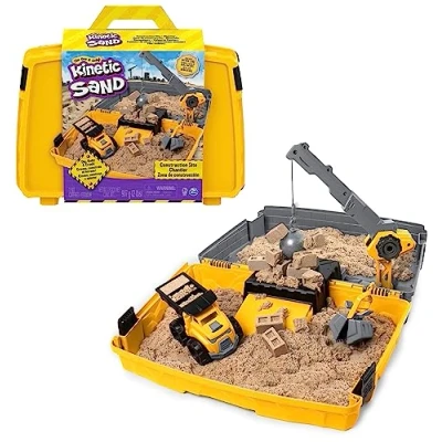 Abbildung von Kinetic Sand Baustellen Koffer mit 907 g original magischem kinetischem aus Schweden, Baustellenfahrzeug und Zubehör für kreatives Indoor Sandspiel, Kinder ab 3 Jahren