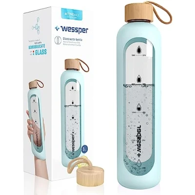 Abbildung von Wessper Trinkflasche Glas 1L mit Zeitmarkierungen, BPA frei Trinkmotivation Borosilikat Wasserflasche, Luftdichte Glasflasche Bambus Deckel Wiederverwendbar Silikonhülle Hellblau