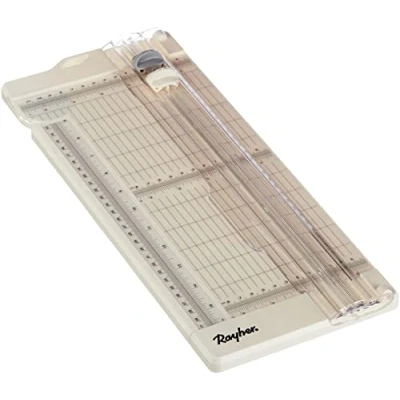 Abbildung von Rayher 50046000 Papierschneidemaschine / Papierfalzmaschine, Schnittlänge bis 30,5 cm, Papierschneidegerät mit Aufhängevorrichtung, schneidet oder falzt zu 5 Blatt Papier (80 g/m2)