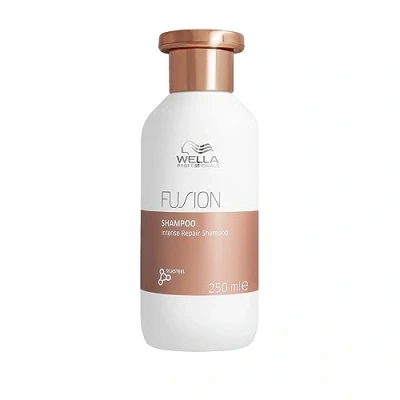 Abbildung von Wella Professionals Fusion Intense Repair Tiefenreinigungsshampoo reparierende Haarpflege für kaputtes Haar glättendes Haarshampoo bessere Kämmbarkeit 250 ml