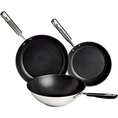 Abbildung von Amazon Basics 3 teiliges Brat und Wokpfannen Set mit Antihaftbeschichtung, induktionsgeeignet, bequemem Griff, Edelstahl, 24/28/28 cm