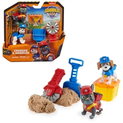 Abbildung von Rubble &amp; Crew Actionfiguren Set mit Charger Wheeler Hundefiguren, 2 Bauspielzeugen und 85g Kinetic Sand Build it Sand, Spielzeug geeignet für Kinder ab 3 Jahren