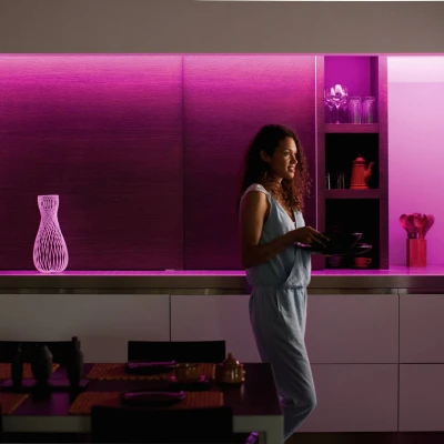 Abbildung von Philips Hue White &amp; Color Ambiance Lightstrip Plus Erweiterung (1 m), dimmbarer LED Streifen für das Lichtsystem mit 16 Mio. Farben, smarte Lichtsteuerung über Sprache oder App