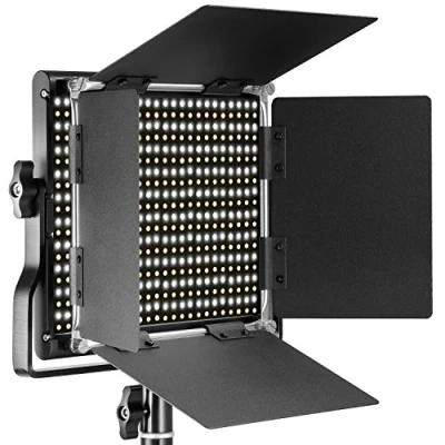Abbildung von NEEWER Professionelle Metall Bi Color LED Videoleuchten, Videolicht für Studio YouTube, langlebig Metallrahmen, dimmbare 660 Perlen, Fotolicht mit U Halterung und Barndoor, 3200 5600K CRI96+