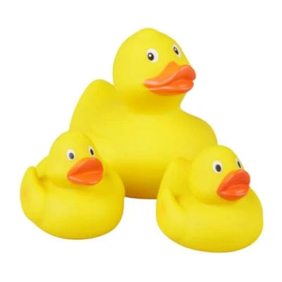 Abbildung von Lena 65543 Entenfamilie 3er Set, Mama Ente ca. 11cm und 2 Enten Küken 5cm als Badewannen Spielzeug, Quietscheente zum Baden Spielen, Badeente Familie, Entenset für Kinder ab 12 Monaten, gelb