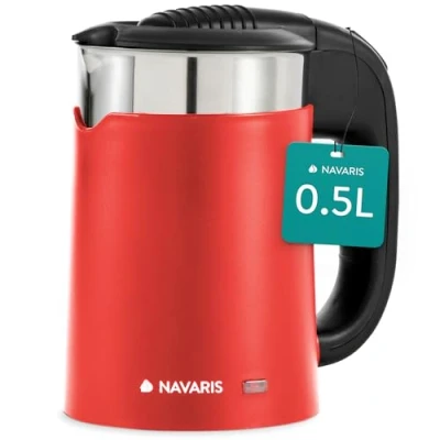 Abbildung von Navaris Edelstahl Reisewasserkocher 0,5L mit 2 Trinkbechern 16 x 11 17 cm Mini Reise Wasserkocher 1100W für Camping Reisekocher in Rot