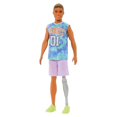 Abbildung von Barbie Ken Fashionistas Puppe Nr. 212 mit Beinprothese in Shirt Los Angeles Aufschrift, fliederfarbenen Shorts und Turnshuhen, HJT11