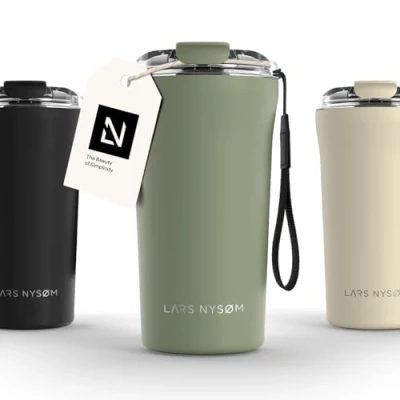 Abbildung von LARS NYSØM Thermo Kaffeebecher to go mit Trageschlaufe &amp; Tritan Deckel Travel Mug 0,5 Liter Isolierung Auslaufsicherer Edelstahl Thermobecher für Café Tee (Sage Green, 500ml)