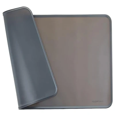 Abbildung von Amazon Basics Unterlage für Futter und Wassernapf von Haustieren, wasserdicht, rutschfest, 61 x 41 cm, Grau, Einfarbig