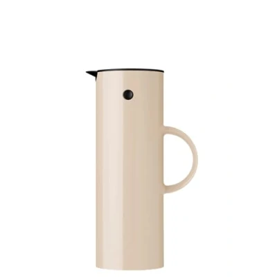 Abbildung von Stelton Isolierkanne EM77 Doppelwandige für heiße/kalte Getränke Tee &amp; Kaffeekanne mit Glaseinsatz, Magnetverschluss, Schraubdeckel, Vintage Design 1 Liter, Wheat
