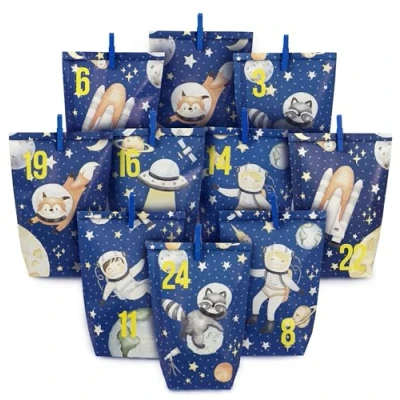 Abbildung von Papierdrachen Extravaganter Adventskalender zum Befüllen mit 24 blau bedruckten Geschenktüten und Zahlenaufklebern Motiv Weltall Basteln Verschenken Weihnachten &amp; Advent