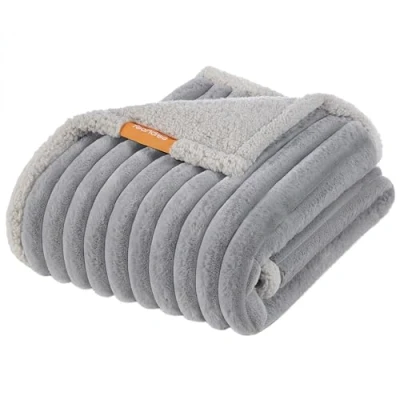 Abbildung von Feandrea Hundedecke, wasserdichte Decke, M, 102 x 73 cm, für Minihunde, kleine Hunde, beidseitig verwendbar, Hundesofa waschbar, Taubengrau hellgrau PPB034G01