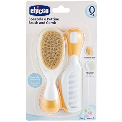 Abbildung von Chicco Set Baby Haarbürste und Kamm, Babybürste mit weichen Naturborsten, Kamm abgerundeten Spitzen, rutschfester Griff, Party Geschenk Neugeborenenbedarf ab 0 Monaten