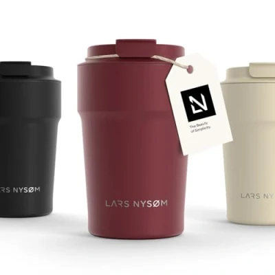 Abbildung von LARS NYSØM Thermo Kaffeebecher to go 380ml Travel Mug 0,38 Liter mit Isolierung Auslaufsicherer Edelstahl Thermobecher für Kaffee und Tee unterwegs Teebecher (Berry Red, 380ml)
