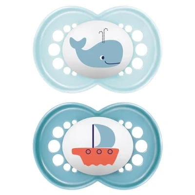 Abbildung von MAM Original Schnuller im 2er Set, zahnfreundlicher Baby aus nachhaltigen &amp; bio erneuerbaren Materialien, Sauger SkinSoft Silikon, mit Schnullerbox, 16+ Monate, Wal/Boot