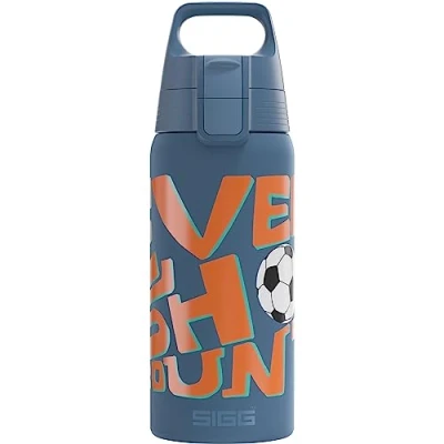 Abbildung von SIGG Isolierte Trinkflasche Kinder Shield Therm One Ballgame Kohlensäuregeeignet Auslaufsicher Spülmaschinenfest BPA frei 90% recycelter Edelstahl Schule Graublau mit Fußball 0,5L