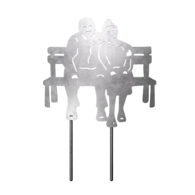 Abbildung von VERDOBA Altes Pärchen Gartendeko Rost Oma und Opa Figuren Garten Deko Gartenstecker auf Bank aus Eisen (Silber) Rostdeko für den
