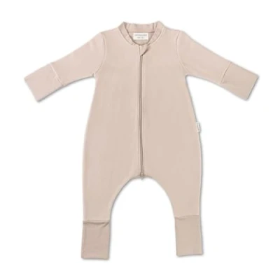Abbildung von Hofbrucker Baby Schlafsack mit Füßen aus 100% Bio Baumwollfleece Ganzjahres Babyschlafsack Frühling Herbst (Taupe, 62 68)