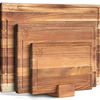 Abbildung von WALDWERK Schneidebrett 3er Set (40x30 / 33x24 26x18cm) aus massiver Akazie Schneidebretter mit Brettständer 2cm dicke Holzbretter Saftrille Design