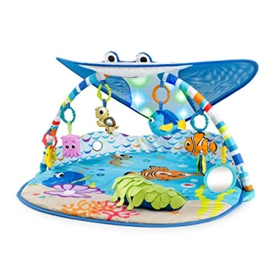 Abbildung von Bright Starts, Disney Baby, Findet Nemo Spieldecke mit Spielbogen, Lichtern und mehr als 20 Minuten Melodien, einer Dorie Fingerpuppe vielem