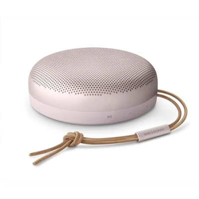 Abbildung von Bang &amp; Olufsen Beosound A1 (2. Gen) Kabelloser tragbarer IP67 wasserdichter Bluetooth Lautsprecher mit 360 Grad Sound, Alexa Voice Assistant Speakerphone, 18 h Akkulaufzeit Pink