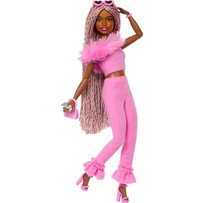 Abbildung von Barbie Deluxe Style Puppe Nr. 4 mit Barbiecore Outfit, rosa und braunen geflochtenen Zöpfchen, weichem rosafarbenem Oberteil pelzigem Kragen passender Hose sowie Accessoires, HYV28