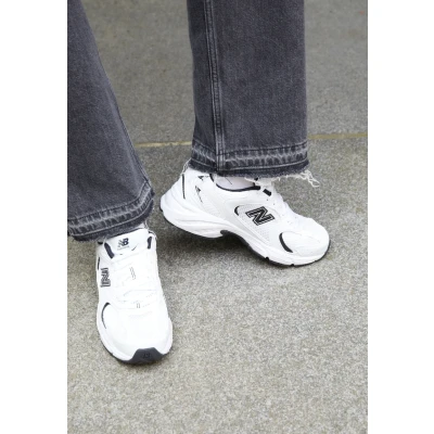 Abbildung von New Balance 530 Unisex Sneaker low, Größe: 37, White/black Lederimitat/textil
