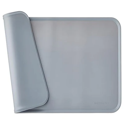 Abbildung von Amazon Basics Wasserabweisende Napfunterlage aus Silikon, Unterlage für Haustierfutter, 47 x 29 cm, Grau, Einzelbett