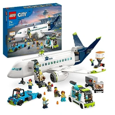 Abbildung von LEGO 60367 City Passagierflugzeug Spielzeug Set, großes Flugzeug Modell mit Fahrzeugen des Flughafen Bodenpersonals: Vorfeldbus, Pushback Schlepper, Catering Lader, Gepäckwagen und 9 Minifiguren