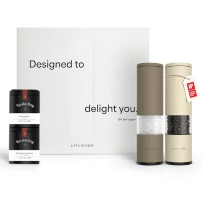 Abbildung von LARS NYSØM Gewürzmühlen &amp; Gewürze Geschenkset Salz und Pfeffermühlen Set mit 2 hochwertigen Gewürzdosen (Salz, Pfeffer) Durch schöne Geschenkbox eine tolle Geschenk Idee (Brown/Beige)