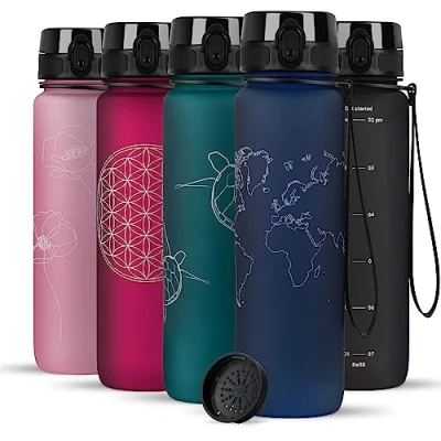 Abbildung von 720DGREE Trinkflasche 1l mit Motiv “uberBottle“ +Sieb Auslaufsicher, Leicht, BPA Frei, Bruchsicher Wasserflasche für Uni, Sport, Fitness, Fahrrad, Outdoor Mehrweg Tritan Sportflasche Blau