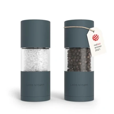 Abbildung von LARS NYSØM Salz und Pfeffer Mühlen Set aus Edelstahl mit einstellbarem Keramik Mahlwerk 2 Stück I Design Gewürzmühlen Manuell (2er Set) (Stone Blue)
