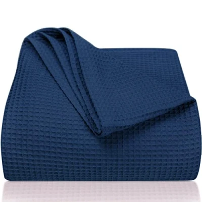 Abbildung von LAYNENBURG Premium Tagesdecke 180 x 220 cm Waffelpique 100% Baumwolle leichte Wohndecke Waffeloptik Baumwolldecke als Bett Überwurf, Sofa Couch Überwurf Decke (blau)