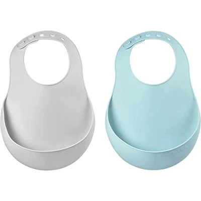 Abbildung von BEABA, Baby Lätzchen, wasserdicht, Silikon, verstellbares Nackenband, große Lebensmittelauffangtasche, weich, leicht, ultra leicht zu reinigen, nebel/luftiges Grün, 2 Stück