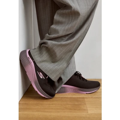 Abbildung von Skechers Performance MAX Cushioning Elite 2.0 Laufschuh Neutral black/mauve, Damen, Größe: 38, Black/mauve Schuhe