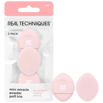 Abbildung von Real Techniques Mini Miracle Powder Puff Trio, zum Fixieren und Backen, Make up für losen gepressten Puder, gezielt unter den Augen bei Hautunreinheiten auftragen,3 Stück