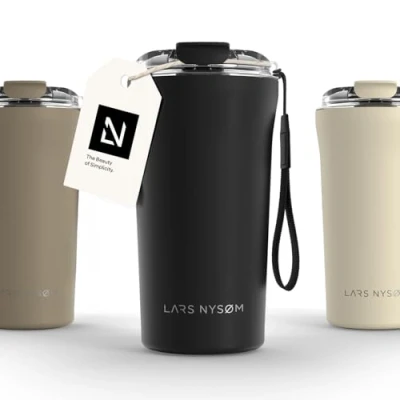 Abbildung von LARS NYSØM Thermo Kaffeebecher to go mit Trageschlaufe &amp; Tritan Deckel Travel Mug 0,5 Liter Isolierung Auslaufsicherer Edelstahl Thermobecher für Café Tee (Carbon Black, 500ml)