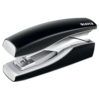 Abbildung von Leitz Softpress Flachheftgerät aus Metall, Für 30 Blatt, Ergonomische Form, Inkl. Heftklammern, Schwarz, NeXXt Serie, 56030095