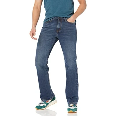 Abbildung von Amazon Essentials Herren Bootcut Jeans mit gerader Passform, Mittlere Waschung, 38W / 32L