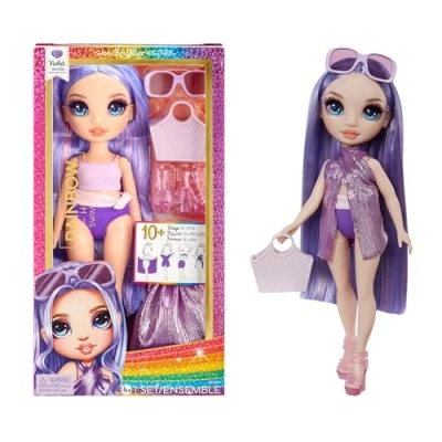 Abbildung von Rainbow High Swim &amp; Style Violet (Lila) 28 cm Große Puppe mit Schimmerndem Pareo, auf 10+ Arten zu tragen Ausziehbarer Badeanzug, Sandalen, Spielzubehör Spielzeug Ideal für 4 bis 12 Jahre