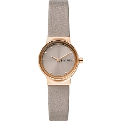 Abbildung von Skagen Freja Uhr für Damen, Quarzwerk mit Edelstahl oder Lederarmband, Dunkles Beige und Roségoldton, 26MM