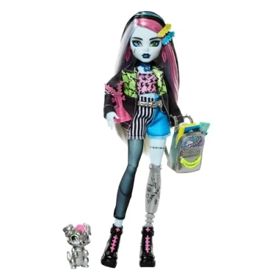 Abbildung von Monster High Frankie Stein Puppe in Jeansjacke und Shorts, zum Lieferumfang gehören auch ihr Hund Watzie Zubehörteile wie ein Rucksack, Snack Notizbuch, HXH73