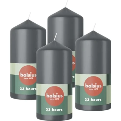 Abbildung von Bolsius Glatte Stumpenkerzen Anthrazit 4 Stück 12 x 6 cm Dekorative Haushaltkerzen Länge Brenndauer 33 Stunden Unparfümierte Enthält Natürliches Pflanzenwachs Ohne Palmöl