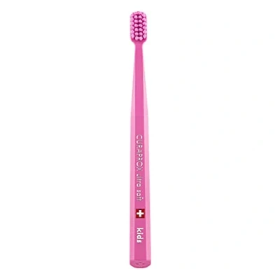 Abbildung von Curaprox CS Kids Zahnbürste Handzahnbürste für Kinder mit 5500 Ultra Soft CUREN Borsten und kleinem Bürstenkopf Pink