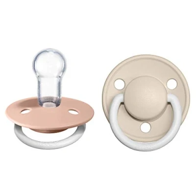 Abbildung von BIBS De Lux Glow Schnuller 2er Pack, BPA frei. Leuchtet im Dunkeln, Kirschform Nippel. Silikon, Hergestellt in Dänemark. 0 36 Monate (2er Pack), Blush NIGHT/Vanilla NIGHT